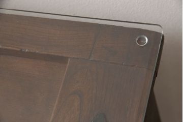 明治期の蔵戸をリペア&カスタム!脚5本を取り付け、天板用ガラスを製作しテーブルにリメイク。全体を蔵戸の色に合わせて着色仕上げ。(ダイニングテーブル)