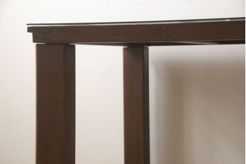 明治期の蔵戸をリペア&カスタム!脚5本を取り付け、天板用ガラスを製作しテーブルにリメイク。全体を蔵戸の色に合わせて着色仕上げ。(ダイニングテーブル)