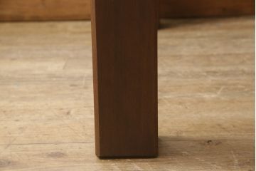 明治期の蔵戸をリペア&カスタム!脚5本を取り付け、天板用ガラスを製作しテーブルにリメイク。全体を蔵戸の色に合わせて着色仕上げ。(ダイニングテーブル)