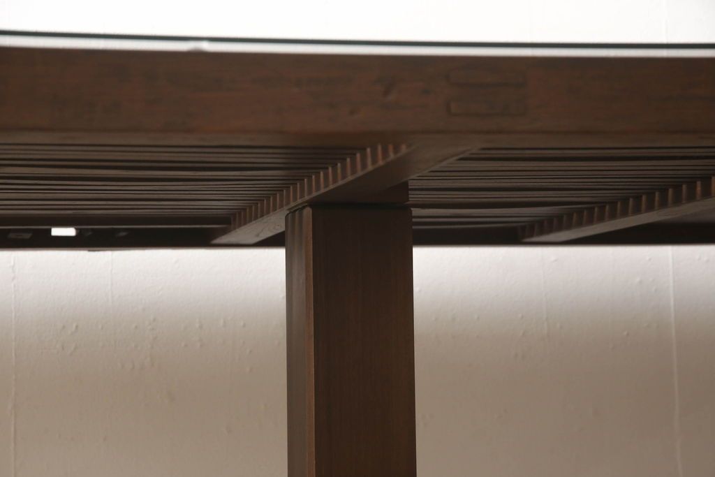 明治期の蔵戸をリペア&カスタム!脚5本を取り付け、天板用ガラスを製作しテーブルにリメイク。全体を蔵戸の色に合わせて着色仕上げ。(ダイニングテーブル)