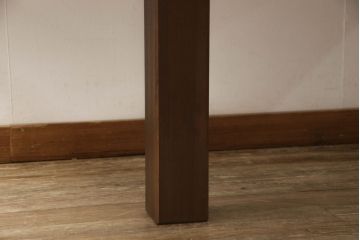 明治期の蔵戸をリペア&カスタム!脚5本を取り付け、天板用ガラスを製作しテーブルにリメイク。全体を蔵戸の色に合わせて着色仕上げ。(ダイニングテーブル)