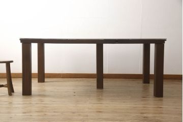 明治期の蔵戸をリペア&カスタム!脚5本を取り付け、天板用ガラスを製作しテーブルにリメイク。全体を蔵戸の色に合わせて着色仕上げ。(ダイニングテーブル)