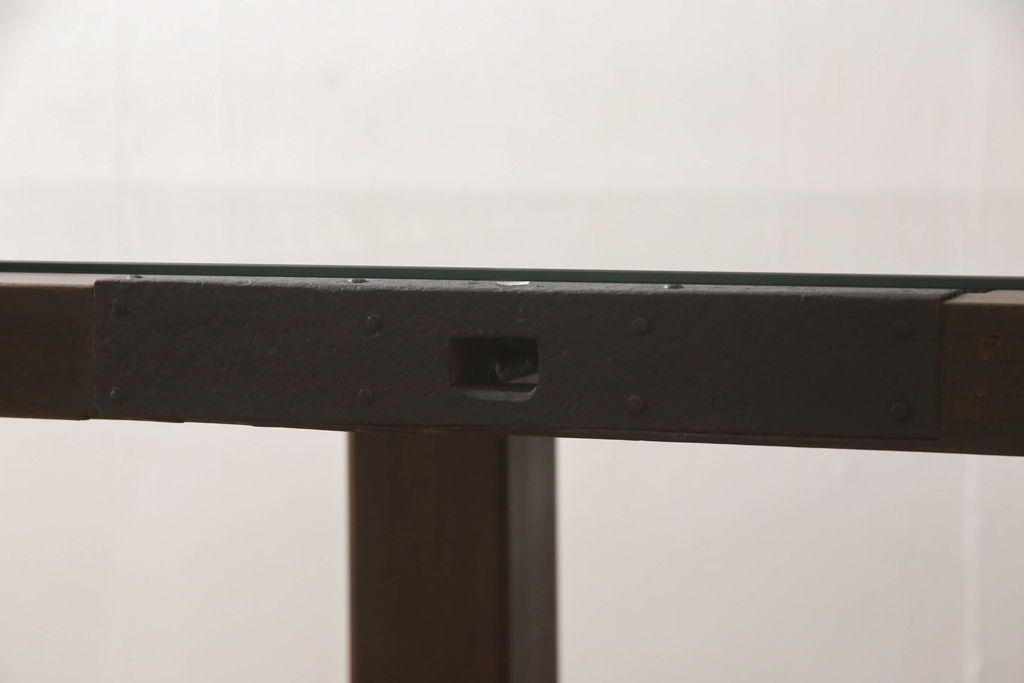 明治期の蔵戸をリペア&カスタム!脚5本を取り付け、天板用ガラスを製作しテーブルにリメイク。全体を蔵戸の色に合わせて着色仕上げ。(ダイニングテーブル)