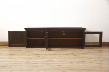 北海道民芸家具のテレビ台をリペア&カスタム!金具(取っ手)は現状のものを使用し上の方へ移動。扉にはクリアの面取りガラスに。配線用の穴あけ加工を施し、現状をベースにして1トーン程落ち着いた色味に着色。(テレビボード、ローボード、ローキャビネット、収納棚、リビングボード)