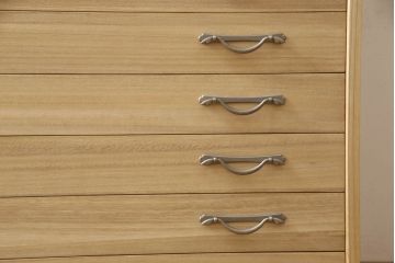 桐里工房製の桐箪笥の見た目を変えずに奇麗にリペア!本体は現状の色を残した木味仕上げに着色。(桐たんす、小袖タンス、和タンス)