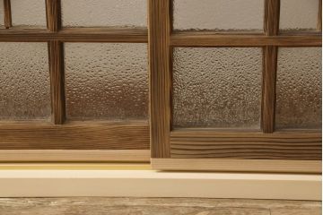 ガラス窓をリペア&カスタム!お客様のご希望に合わせてリサイズ。戸枠を新規製作。着色はせず、手触りが良くなる程度のバフ掛けをして仕上げ。(ガラス戸、引き戸、建具)