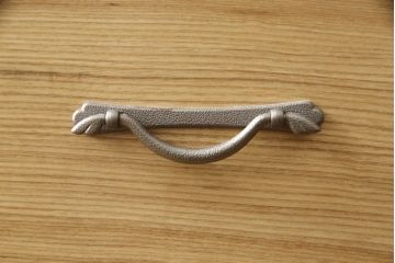 水屋箪笥のサイドボードをリペア&カスタム!お客様のご希望に合わせて角脚を取り付け。引き出しの取手や建具の引手を交換。(収納棚、キャビネット、食器棚、戸棚)