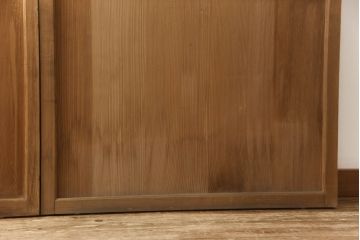 障子帯戸の見た目を変えずに奇麗にリペア!V型戸車を取り付け、プラスチック障子紙に張り替え。鏡板の隙間防止処理。着色は行わず、シミ抜きのみで仕上げ。(障子戸、格子戸、板戸、引き戸、建具)