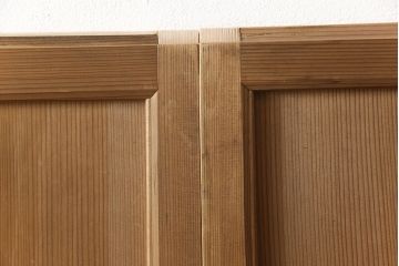 障子帯戸の見た目を変えずに奇麗にリペア!V型戸車を取り付け、プラスチック障子紙に張り替え。鏡板の隙間防止処理。着色は行わず、シミ抜きのみで仕上げ。(障子戸、格子戸、板戸、引き戸、建具)