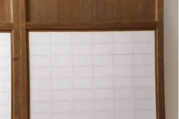 障子帯戸の見た目を変えずに奇麗にリペア!V型戸車を取り付け、プラスチック障子紙に張り替え。鏡板の隙間防止処理。着色は行わず、シミ抜きのみで仕上げ。(障子戸、格子戸、板戸、引き戸、建具)