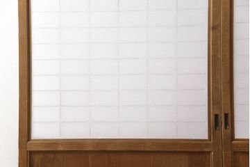 障子帯戸の見た目を変えずに奇麗にリペア!V型戸車を取り付け、プラスチック障子紙に張り替え。鏡板の隙間防止処理。着色は行わず、シミ抜きのみで仕上げ。(障子戸、格子戸、板戸、引き戸、建具)