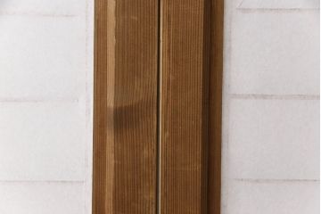 障子帯戸の見た目を変えずに奇麗にリペア!V型戸車を取り付け、プラスチック障子紙に張り替え。鏡板の隙間防止処理。着色は行わず、シミ抜きのみで仕上げ。(障子戸、格子戸、板戸、引き戸、建具)