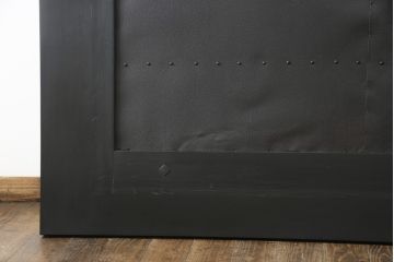 鉄扉をリペア&カスタム!高さと幅をリサイズ。引き手の下に隠しプレートと鎌錠を取り付け。黒色に着色仕上げ。(蔵戸、玄関戸、引き戸、建具)