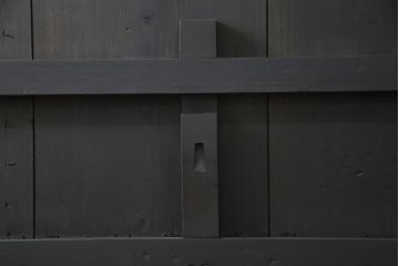 鉄扉をリペア&カスタム!高さと幅をリサイズ。引き手の下に隠しプレートと鎌錠を取り付け。黒色に着色仕上げ。(蔵戸、玄関戸、引き戸、建具)