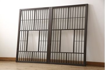 格子戸をリペア&カスタム!リサイズし、中央部のガラスは取り外し。全体を濃い茶色に着色仕上げ。(引き戸、ガラス戸、窓、建具)