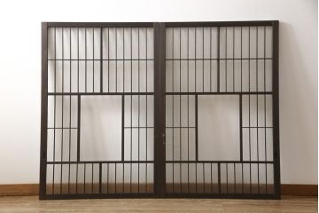 格子戸をリペア&カスタム!リサイズし、中央部のガラスは取り外し。全体を濃い茶色に着色仕上げ。(引き戸、ガラス戸、窓、建具)