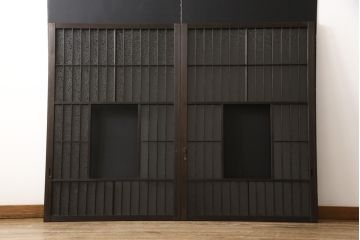 格子戸をリペア&カスタム!リサイズし、中央部のガラスは取り外し。全体を濃い茶色に着色仕上げ。(引き戸、ガラス戸、窓、建具)