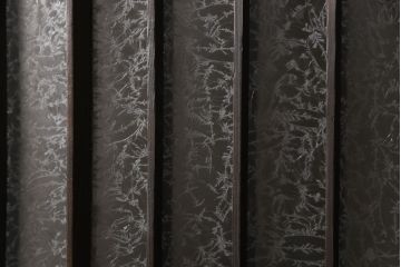 格子戸をリペア&カスタム!リサイズし、中央部のガラスは取り外し。全体を濃い茶色に着色仕上げ。(引き戸、ガラス戸、窓、建具)