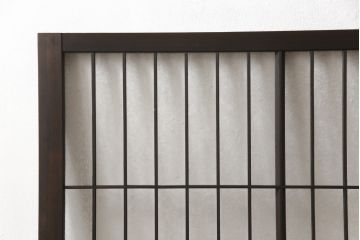 格子戸をリペア&カスタム!リサイズし、中央部のガラスは取り外し。全体を濃い茶色に着色仕上げ。(引き戸、ガラス戸、窓、建具)