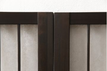 格子戸をリペア&カスタム!リサイズし、中央部のガラスは取り外し。全体を濃い茶色に着色仕上げ。(引き戸、ガラス戸、窓、建具)