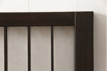 格子戸をリペア&カスタム!リサイズし、中央部のガラスは取り外し。全体を濃い茶色に着色仕上げ。(引き戸、ガラス戸、窓、建具)