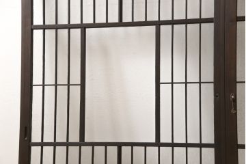 格子戸をリペア&カスタム!リサイズし、中央部のガラスは取り外し。全体を濃い茶色に着色仕上げ。(引き戸、ガラス戸、窓、建具)