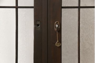 格子戸をリペア&カスタム!リサイズし、中央部のガラスは取り外し。全体を濃い茶色に着色仕上げ。(引き戸、ガラス戸、窓、建具)