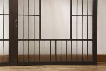 格子戸をリペア&カスタム!リサイズし、中央部のガラスは取り外し。全体を濃い茶色に着色仕上げ。(引き戸、ガラス戸、窓、建具)