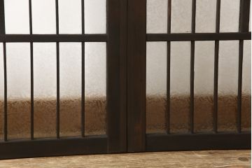 格子戸をリペア&カスタム!リサイズし、中央部のガラスは取り外し。全体を濃い茶色に着色仕上げ。(引き戸、ガラス戸、窓、建具)