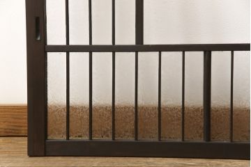 格子戸をリペア&カスタム!リサイズし、中央部のガラスは取り外し。全体を濃い茶色に着色仕上げ。(引き戸、ガラス戸、窓、建具)