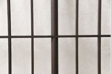 格子戸をリペア&カスタム!リサイズし、中央部のガラスは取り外し。全体を濃い茶色に着色仕上げ。(引き戸、ガラス戸、窓、建具)