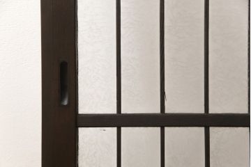 格子戸をリペア&カスタム!リサイズし、中央部のガラスは取り外し。全体を濃い茶色に着色仕上げ。(引き戸、ガラス戸、窓、建具)