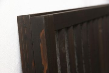 格子戸をリペア&カスタム!リサイズし、中央部のガラスは取り外し。全体を濃い茶色に着色仕上げ。(引き戸、ガラス戸、窓、建具)