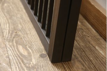 格子戸をリペア&カスタム!リサイズし、中央部のガラスは取り外し。全体を濃い茶色に着色仕上げ。(引き戸、ガラス戸、窓、建具)