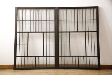 格子戸をリペア&カスタム!リサイズし、中央部のガラスは取り外し。全体を濃い茶色に着色仕上げ。(引き戸、ガラス戸、窓、建具)