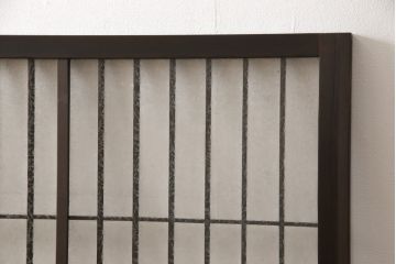 格子戸をリペア&カスタム!リサイズし、中央部のガラスは取り外し。全体を濃い茶色に着色仕上げ。(引き戸、ガラス戸、窓、建具)