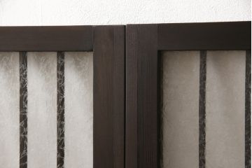 格子戸をリペア&カスタム!リサイズし、中央部のガラスは取り外し。全体を濃い茶色に着色仕上げ。(引き戸、ガラス戸、窓、建具)