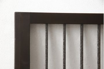 格子戸をリペア&カスタム!リサイズし、中央部のガラスは取り外し。全体を濃い茶色に着色仕上げ。(引き戸、ガラス戸、窓、建具)