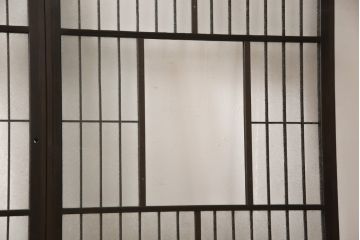 格子戸をリペア&カスタム!リサイズし、中央部のガラスは取り外し。全体を濃い茶色に着色仕上げ。(引き戸、ガラス戸、窓、建具)