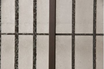 格子戸をリペア&カスタム!リサイズし、中央部のガラスは取り外し。全体を濃い茶色に着色仕上げ。(引き戸、ガラス戸、窓、建具)