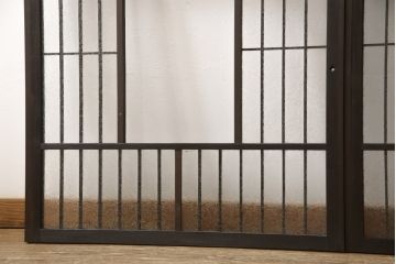 格子戸をリペア&カスタム!リサイズし、中央部のガラスは取り外し。全体を濃い茶色に着色仕上げ。(引き戸、ガラス戸、窓、建具)