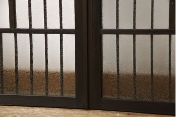 格子戸をリペア&カスタム!リサイズし、中央部のガラスは取り外し。全体を濃い茶色に着色仕上げ。(引き戸、ガラス戸、窓、建具)