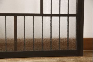 格子戸をリペア&カスタム!リサイズし、中央部のガラスは取り外し。全体を濃い茶色に着色仕上げ。(引き戸、ガラス戸、窓、建具)