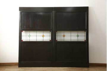 格子帯戸をリペア&カスタム!リサイズし、お客様考案のデザインをベースにステンドグラスを製作し取付け。現状の色味をベースに1トーン濃い色味に着色仕上げ。(引き戸、建具)