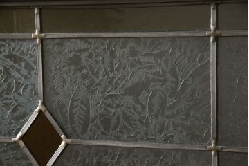 格子帯戸をリペア&カスタム!リサイズし、お客様考案のデザインをベースにステンドグラスを製作し取付け。現状の色味をベースに1トーン濃い色味に着色仕上げ。(引き戸、建具)