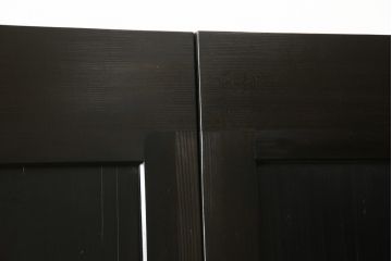 格子帯戸をリペア&カスタム!リサイズし、お客様考案のデザインをベースにステンドグラスを製作し取付け。現状の色味をベースに1トーン濃い色味に着色仕上げ。(引き戸、建具)