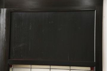 格子帯戸をリペア&カスタム!リサイズし、お客様考案のデザインをベースにステンドグラスを製作し取付け。現状の色味をベースに1トーン濃い色味に着色仕上げ。(引き戸、建具)