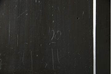 格子帯戸をリペア&カスタム!リサイズし、お客様考案のデザインをベースにステンドグラスを製作し取付け。現状の色味をベースに1トーン濃い色味に着色仕上げ。(引き戸、建具)