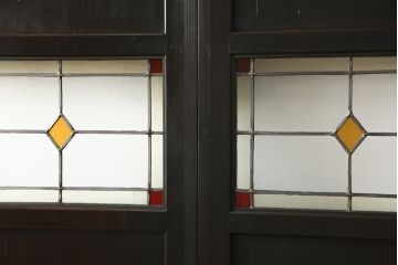 格子帯戸をリペア&カスタム!リサイズし、お客様考案のデザインをベースにステンドグラスを製作し取付け。現状の色味をベースに1トーン濃い色味に着色仕上げ。(引き戸、建具)