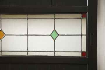 格子帯戸をリペア&カスタム!リサイズし、お客様考案のデザインをベースにステンドグラスを製作し取付け。現状の色味をベースに1トーン濃い色味に着色仕上げ。(引き戸、建具)